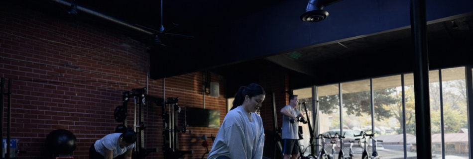Woman performing strength training exercises in a coach-led Flex45 Thousand Oaks class